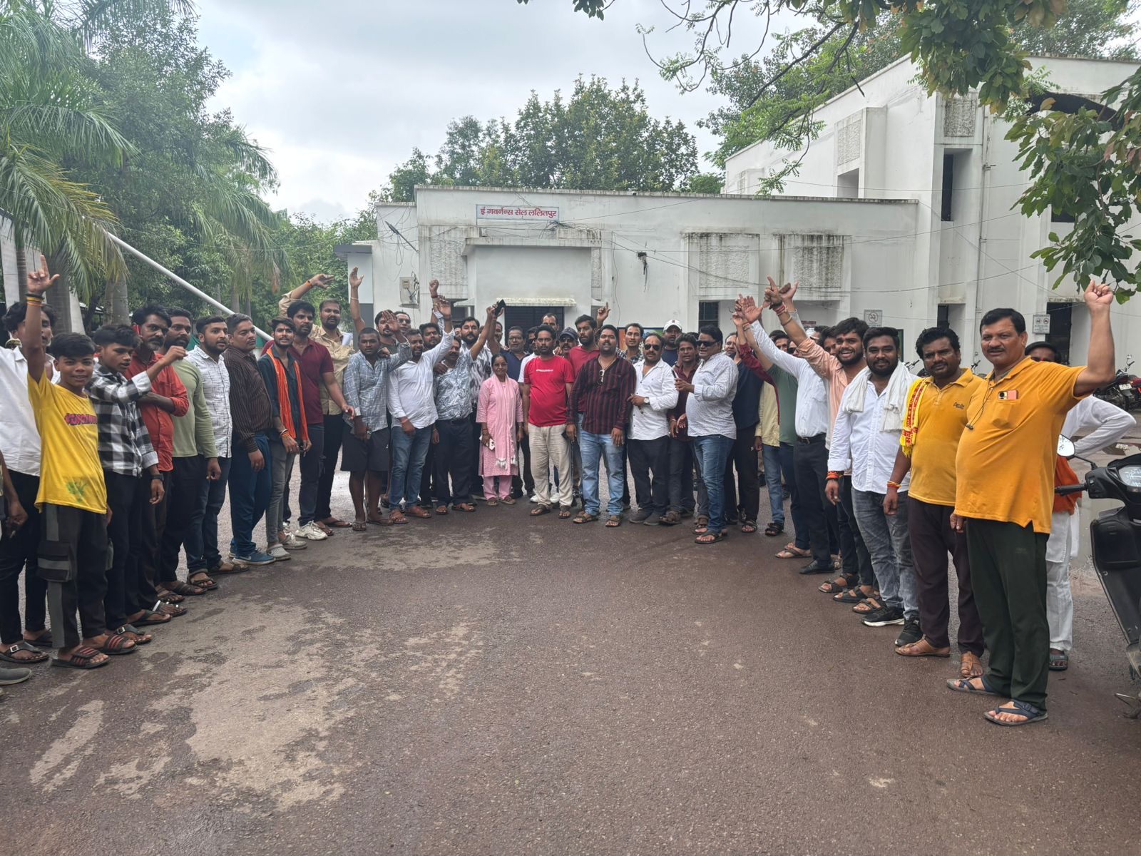 बजाज पावर प्लांट की मनमानी के खिलाफ हिंदूवादी संगठनों का उग्र प्रदर्शन, मृत गौमाता और आमजन की सुरक्षा को लेकर सौंपा गया ज्ञापन