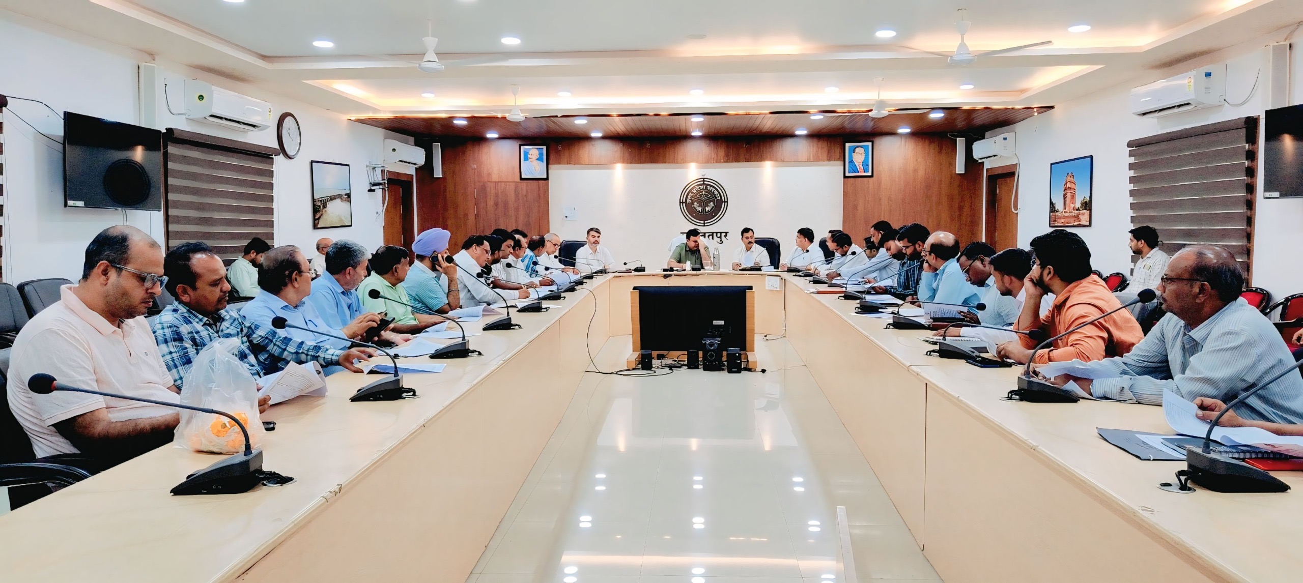 ललितपुर में औद्योगिक विकास को मिली रफ्तार: डीएम अक्षय त्रिपाठी ने उद्योग बंधुओं संग की बैठक, समस्याएं सुनीं और दिए समाधान के निर्देश