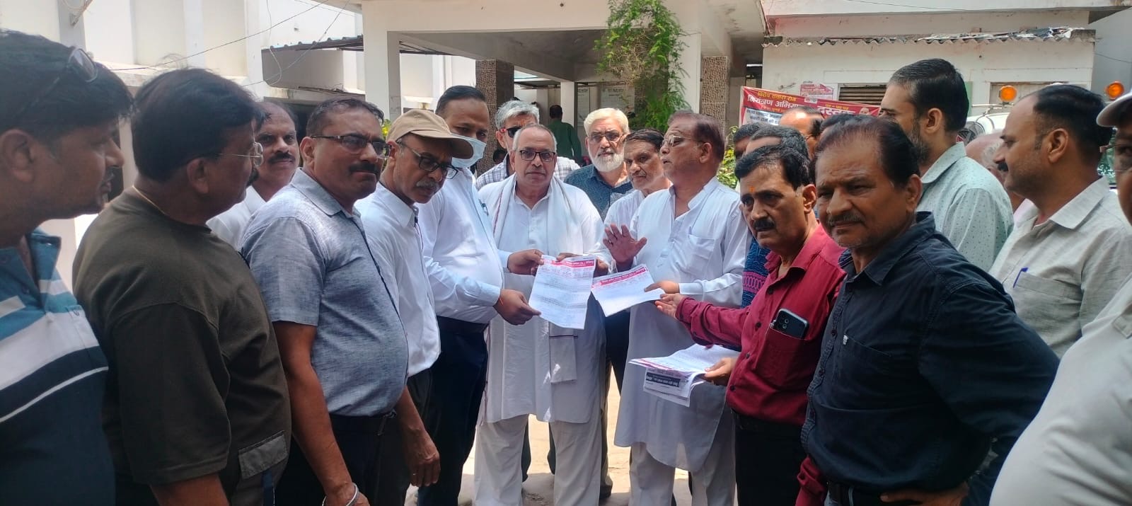 स्मार्ट मीटर, बढ़ी बिजली दरें और निजीकरण के विरोध में व्यापार मंडल ने सौंपा ज्ञापन