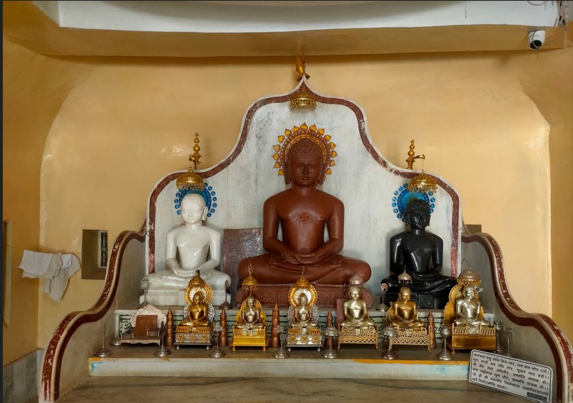 कर्ज चुकाने के लिए की वारदात, दो आरोपी गिरफ्तार; सभी मूर्तियां और सामान बरामद :ललितपुर के जैन मंदिर से चोरी