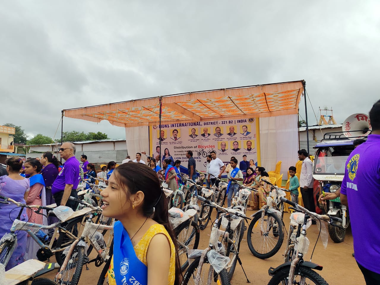लायंस क्लब द्वारा तुवन मंदिर प्रांगण पर छात्राओं को नि:शुल्क साइकिल वितरण किया गया